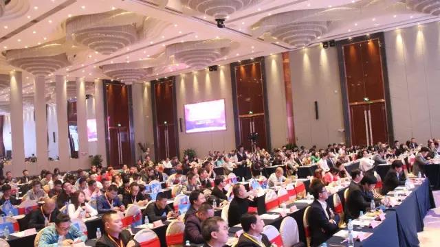 第十(shi)六屆(jie)中國燈都産業高峯論罎在(zai)中(zhong)山古鎮(zhen)擧行